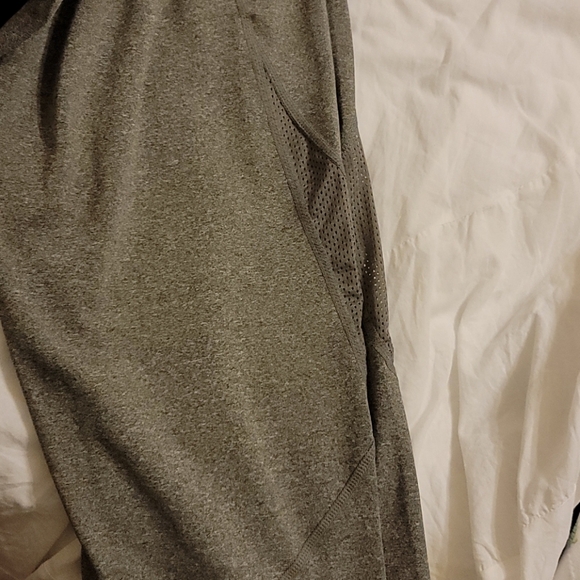 Reebok Women's Capri Athletic Pants - Picture 7 of 7